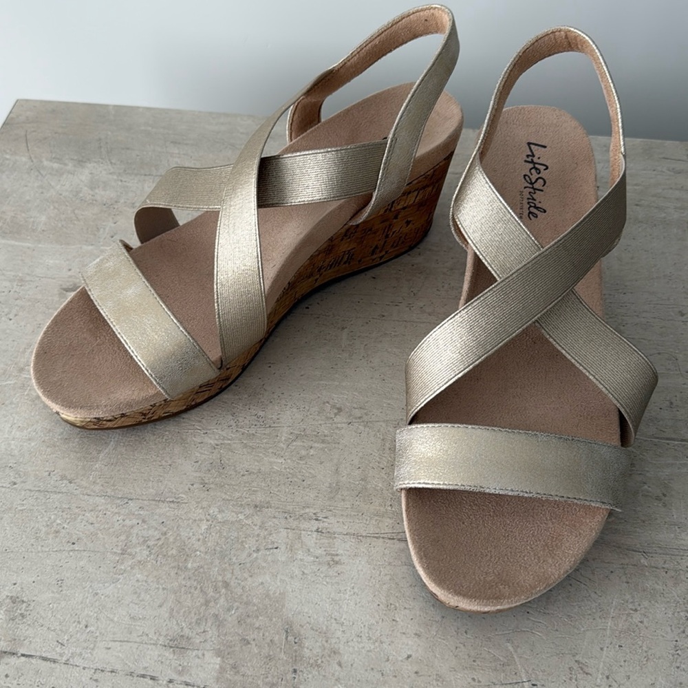 LIFE STRIDE Soft System Gold Shimmer Sandals - Picture 6 of 14